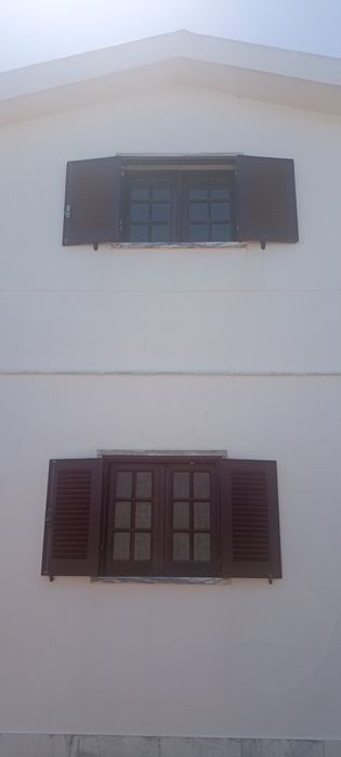 Janelas e portadas de madeira usadas várias medidas