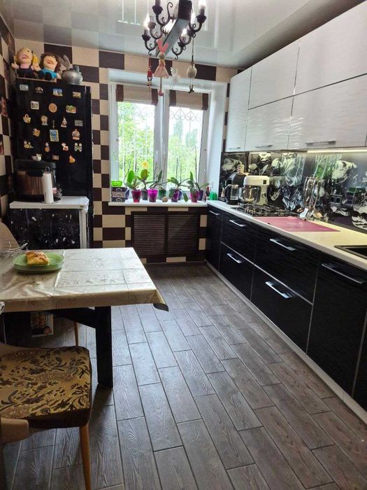 Продам 3 кімн. квартиру з КАПІТАЛЬНИМ РЕМОНТОМ. 2/9 цегл. 60000