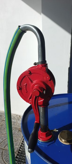 Bomba manual de transfega de combustível, com oferta de bidão