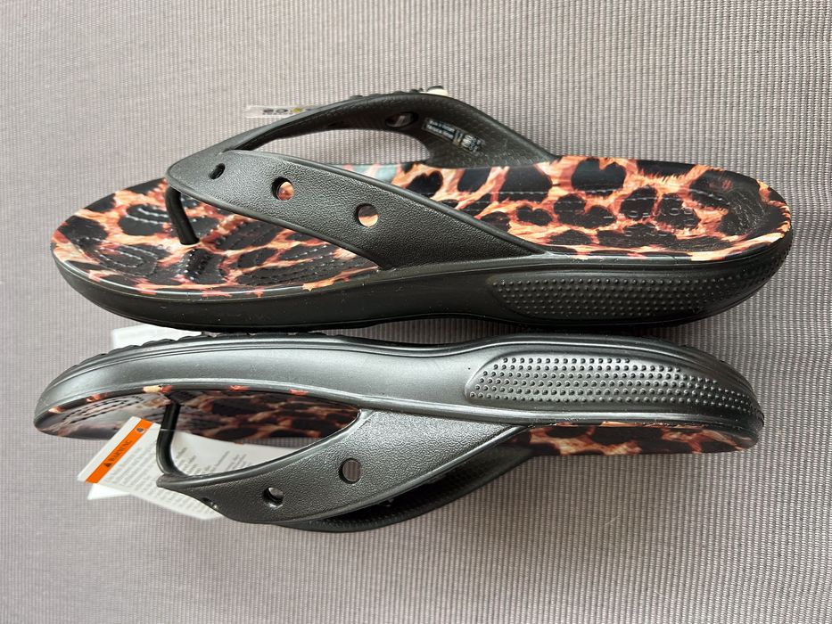crocs flip japonki w7 roz 37/38  24 cm czarna panterka