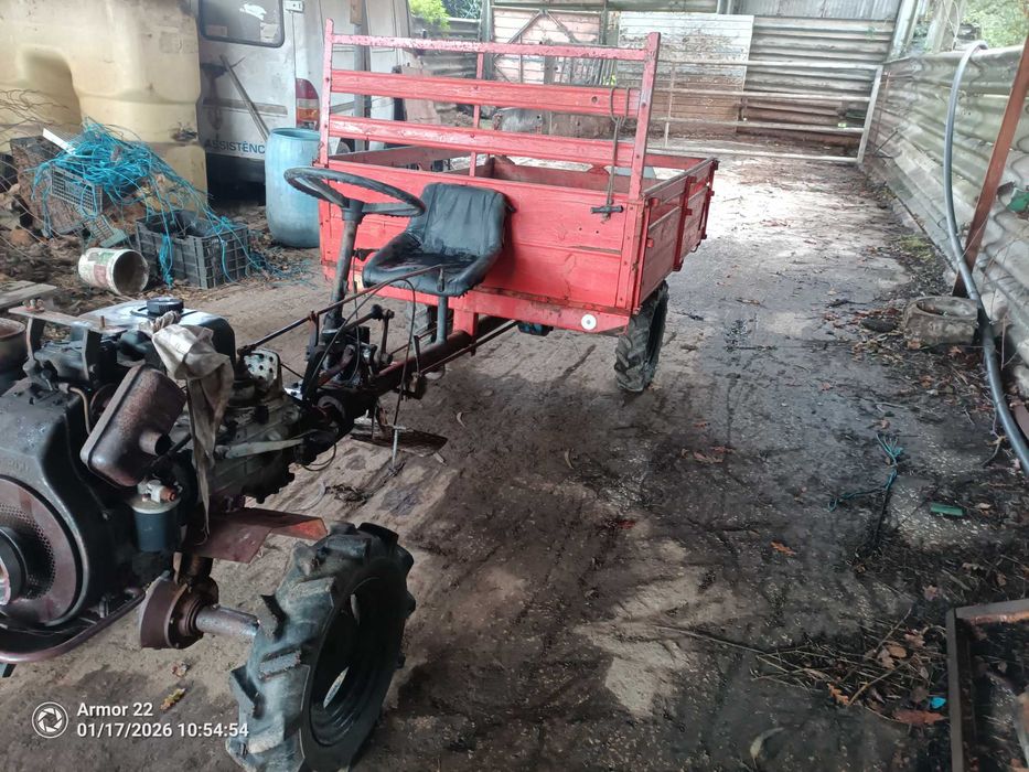 Trator 12 cavalos com atrelado