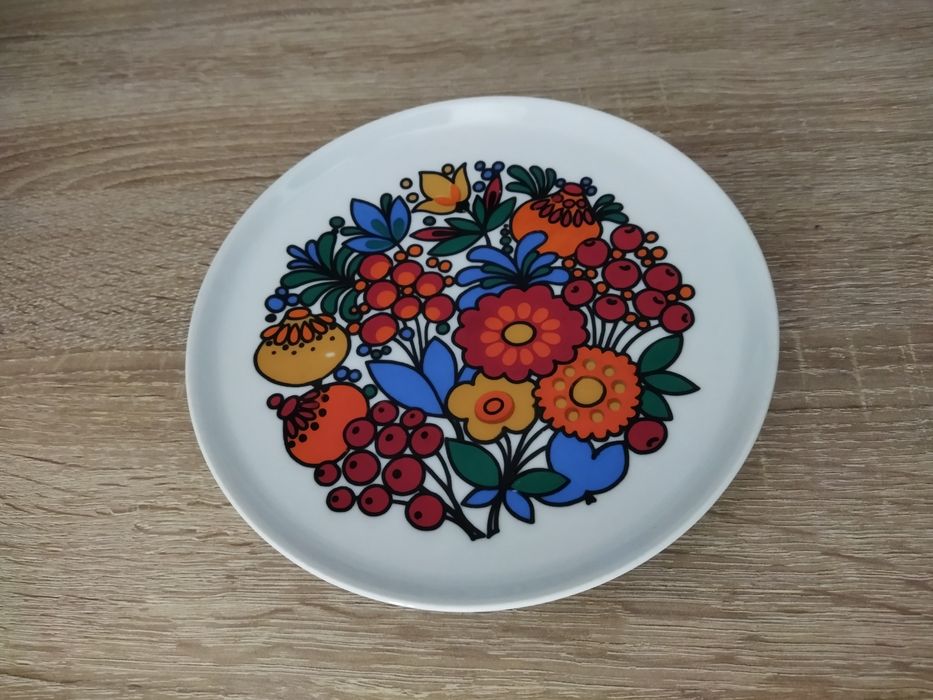 Talerz porcelanowy w kwiatowe wzory