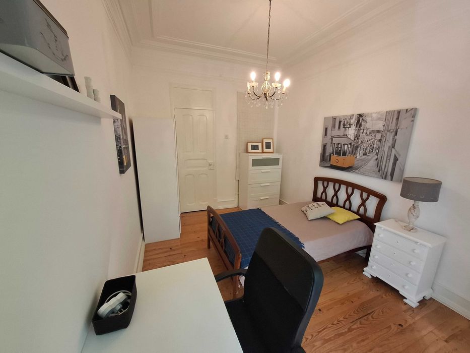 Quarto junto à av. Roma