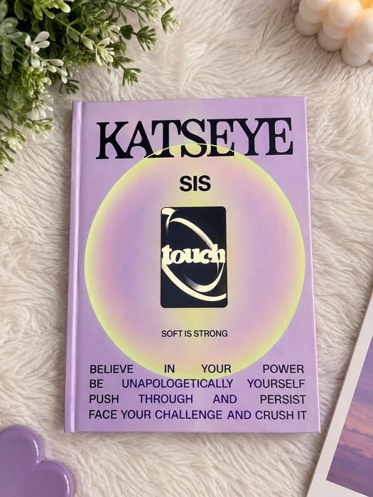 Album KATSEYE SIS Soft is Strong fotobook dodatki postcardy naklejki