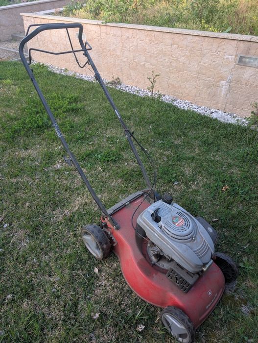 Máquina de cortar relva