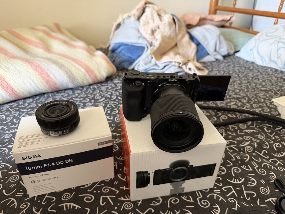 Sony ZV-E10 + Sigma 16mm f/1.4 + 16-50mm + Cage SmallRig + SD 256GB