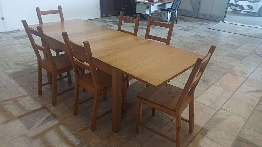 Mesa de sala extensiva com seis cadeiras