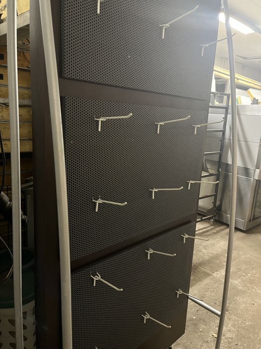 Expositor em chapa e madeira com 18 ganchos