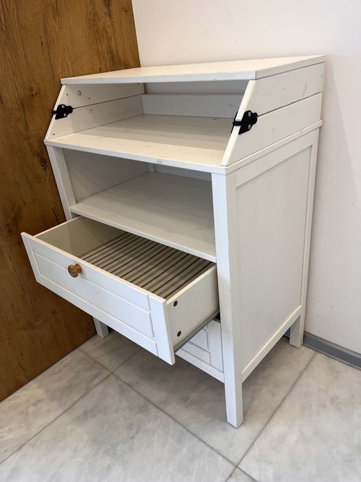 Biała komoda z przewijakiem Ikea Sundvik