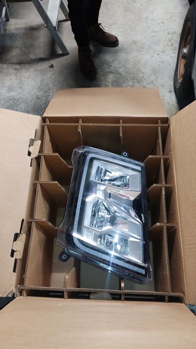 Farol Frente Direito Ford Truck 2024 F-MAX camião