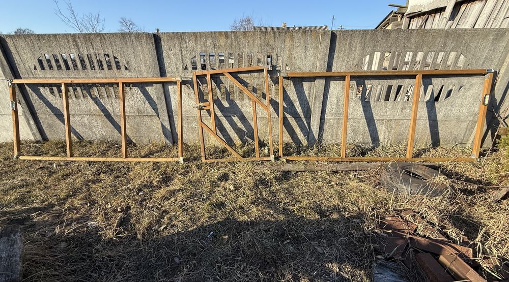 Drewniana brama budowlana