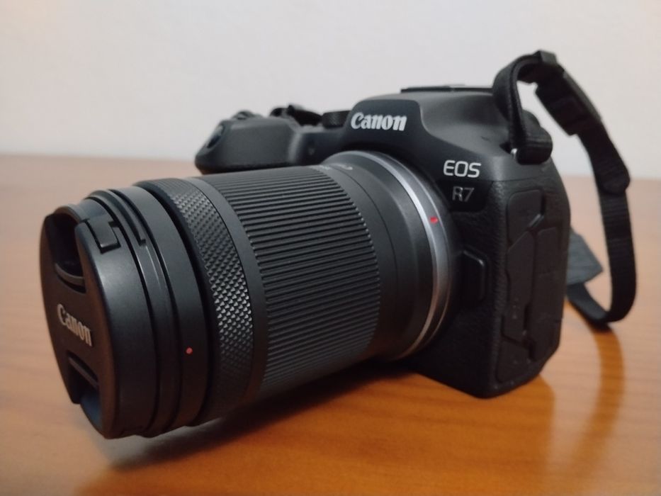 Canon R7 + RF-S 18-150 + 2 cartões memoria 64gb +kit limpeza camera+ tripé novo