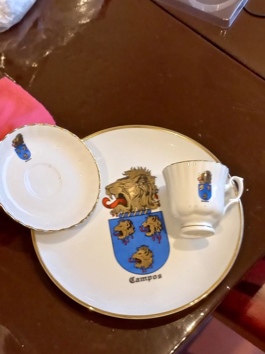 Louça antiga cerca de 30 anos