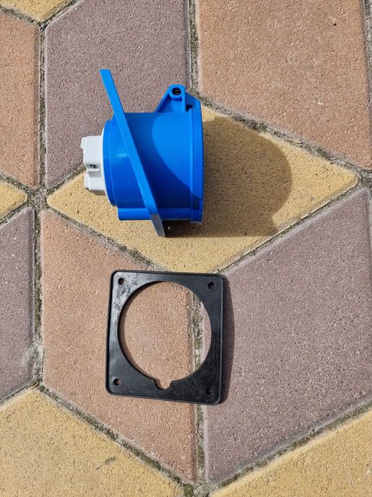 Силовая розетка для генератора фланцевая с углом, 32А 500 Вольт