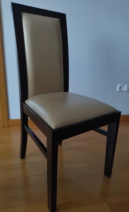 Conjunto de 4 cadeiras em madeira forradas a pele