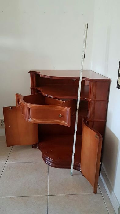 Móvel de canto em madeira