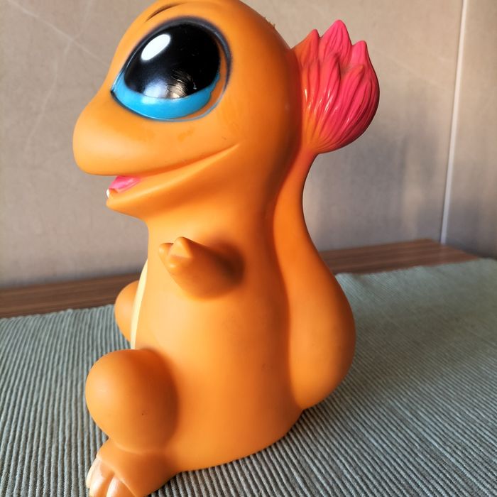 Mealheiro Charmander saga Picachu altura 20 cm