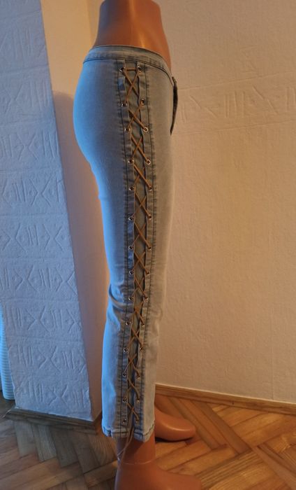 Jeansy damskie 7/8, rozszerzane na dole ze stretchem.
