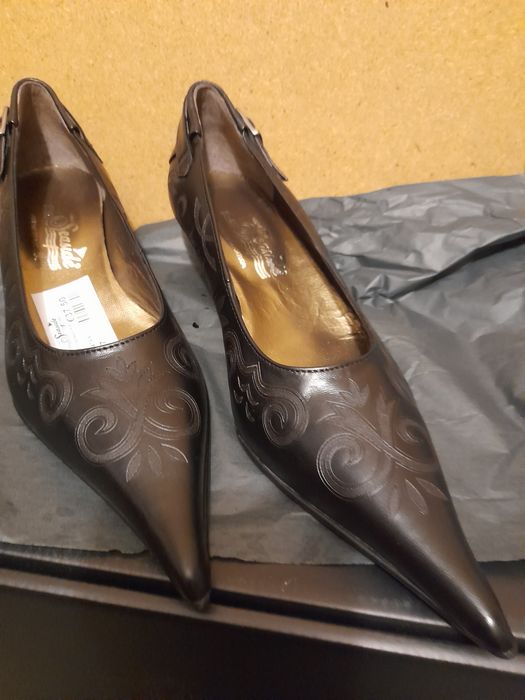 Sapatos Castanhos Novos