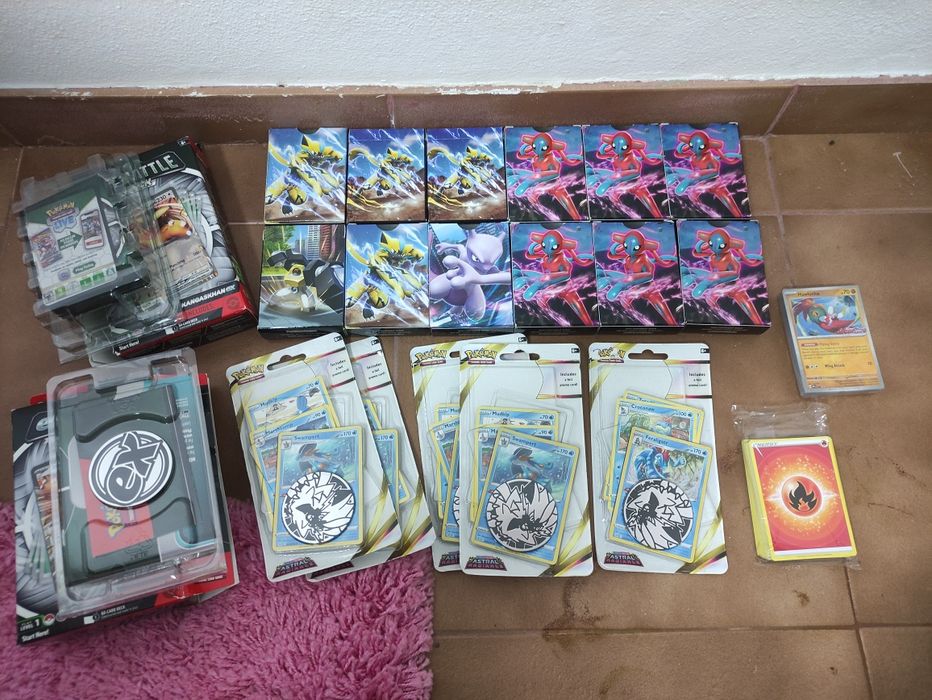 Cartas Pokémon novas, algumas encontram se seladas completamente...