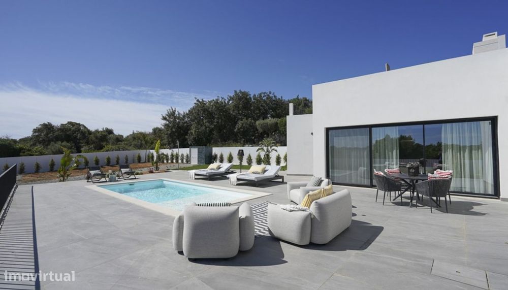 Luxury 4-Bedroom Single-Storey Villa with Swimming Pool for Sale in Fuseta, Algarve