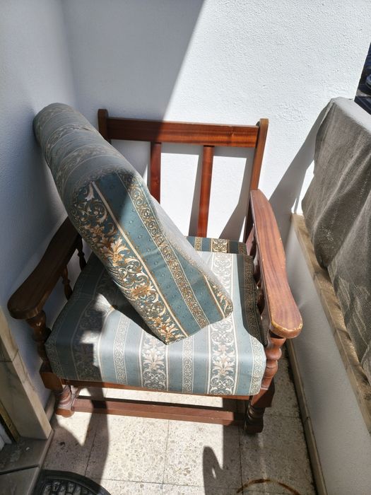 ÚLTIMA SEMANA Cadeirão muito confortável feito em madeira maciça