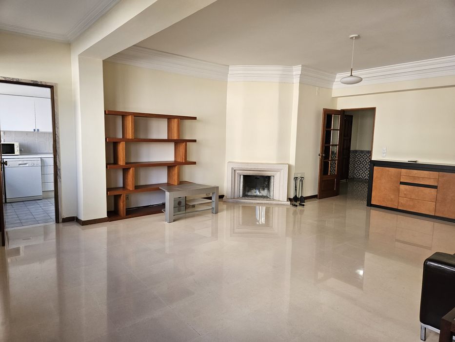 Fantástico T2 com dois wcs para arrendar no centro do Lumiar