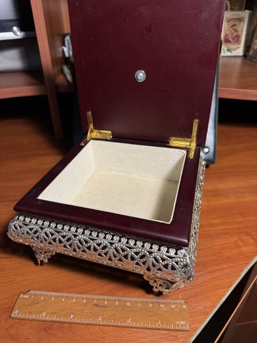 Шкатулка очень красивая!