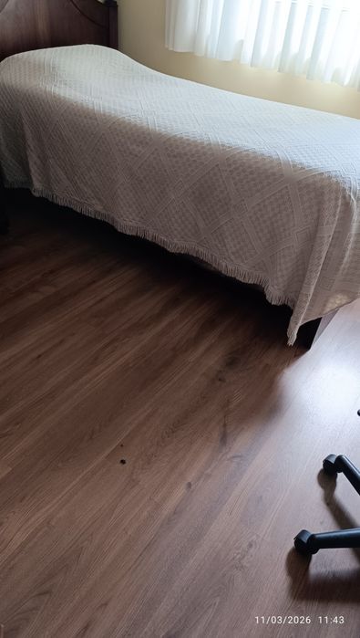 Cama de solteiro maciça, com  estrado duplo que faz outra cama