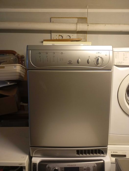 Vendo máquina de secar roupa Indesit 6 kg condensação