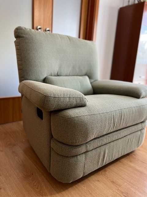 Sofá individual com apoio de pés