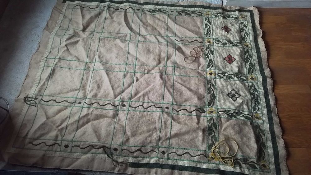 Tapete inacabado bordado em ponto de cruz, com lãs de Arraiolos