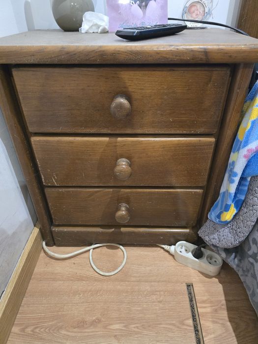 Vendo cama e mesinha de cabeceira de solteiro e guarda fatos