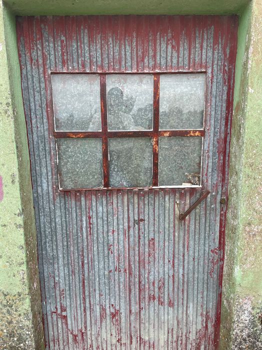 Porta de ferro e chapa com janela