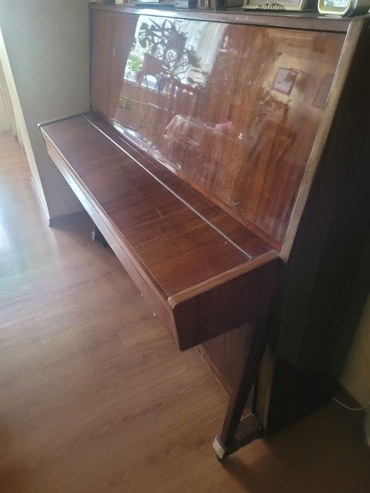 Піаніно коричневе. Україна