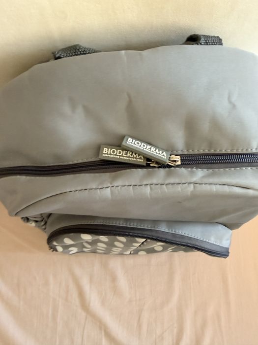 Mochila maternidade cinzenta com bolinhas