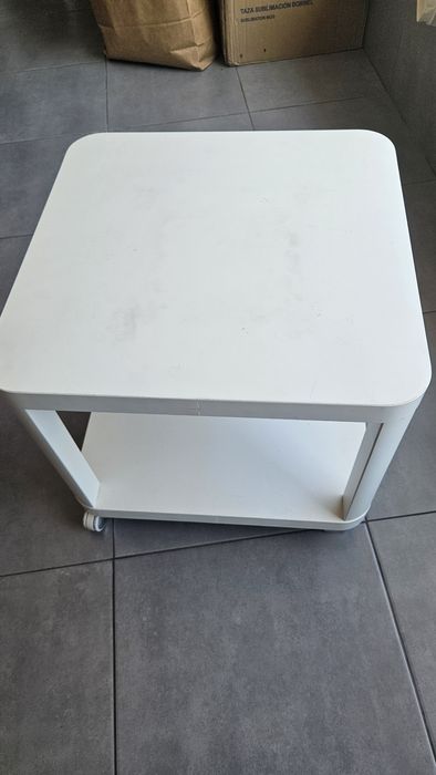 Mesa de apio com rodízios