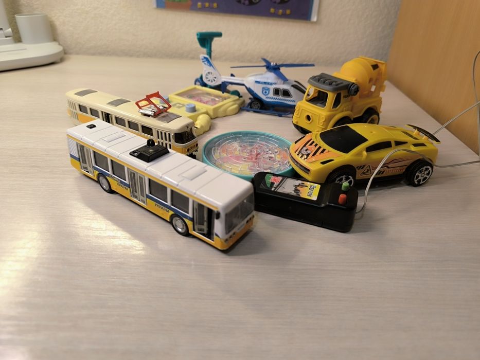 Іграшки машини, автобуси, військові