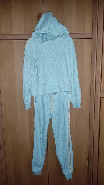 Dres bluza i spodnie. Siwa bluza z kapturem r. 134-140