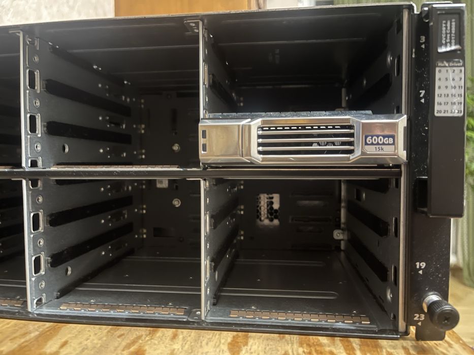 Диcкoвий мacив DELL E05J EQUILOGIC PS6100 24-SLOT LFF (24x600GB) SAS