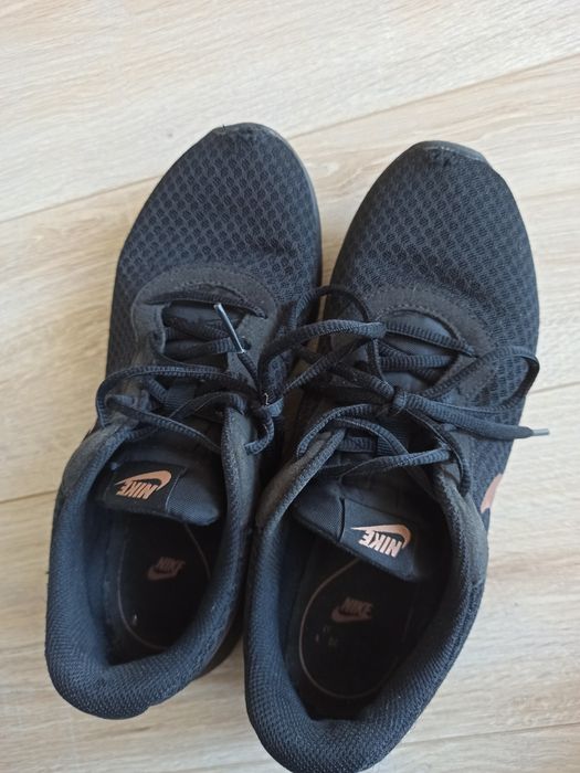 Nike Tanjun czarne złoty znaczek 40.5 damskie