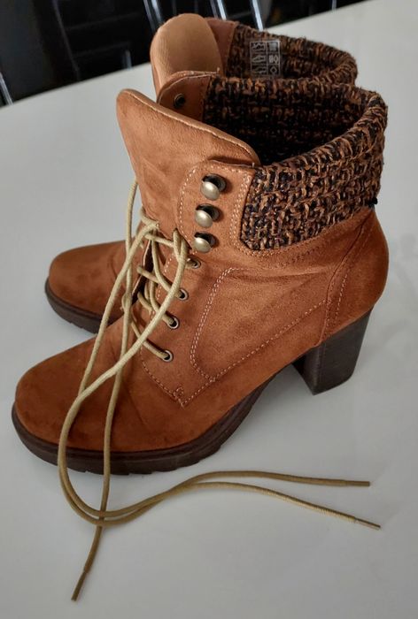 Botas de camurça e borracha