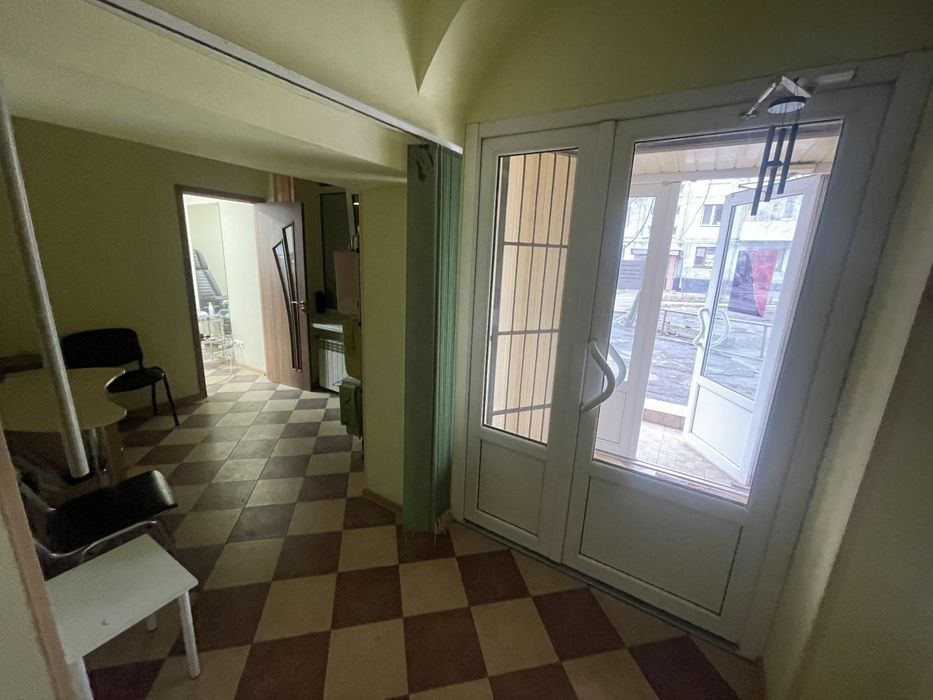 Продаж приміщення на вул. Чарівна - 75,5 кв.м., під салон/офіс