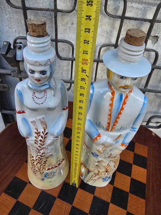 Stare ceramiczne karafki figurki para