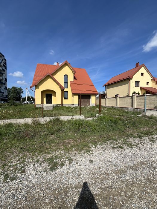 Особняк з великою земельною ділянкою,з міськими комунікаціями.