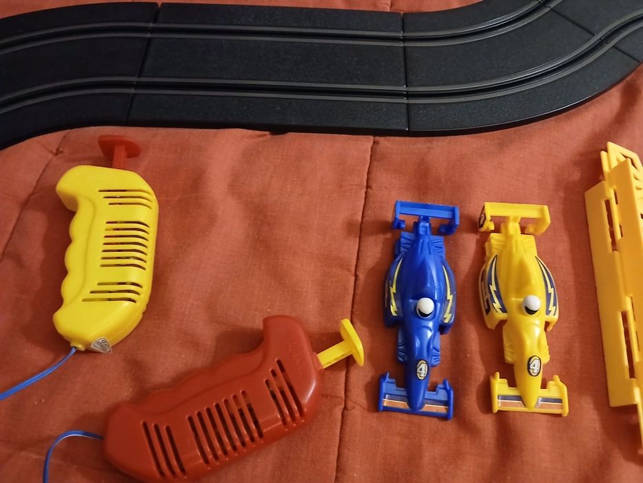 Pista de carros elétrica estilo Fórmula 1.