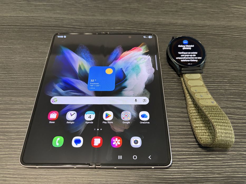 Samsung Galaxy Z Flip 3 + Galaxy Watch 4