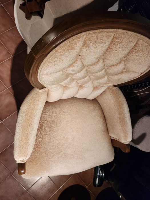 Poltrona em tecido e madeira