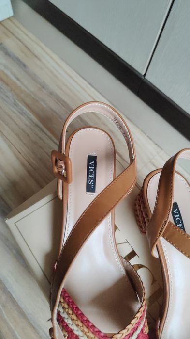 Sandały na słupku Vices