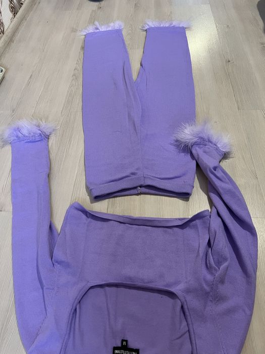 Лавандовий костюм з пірʼям с перями